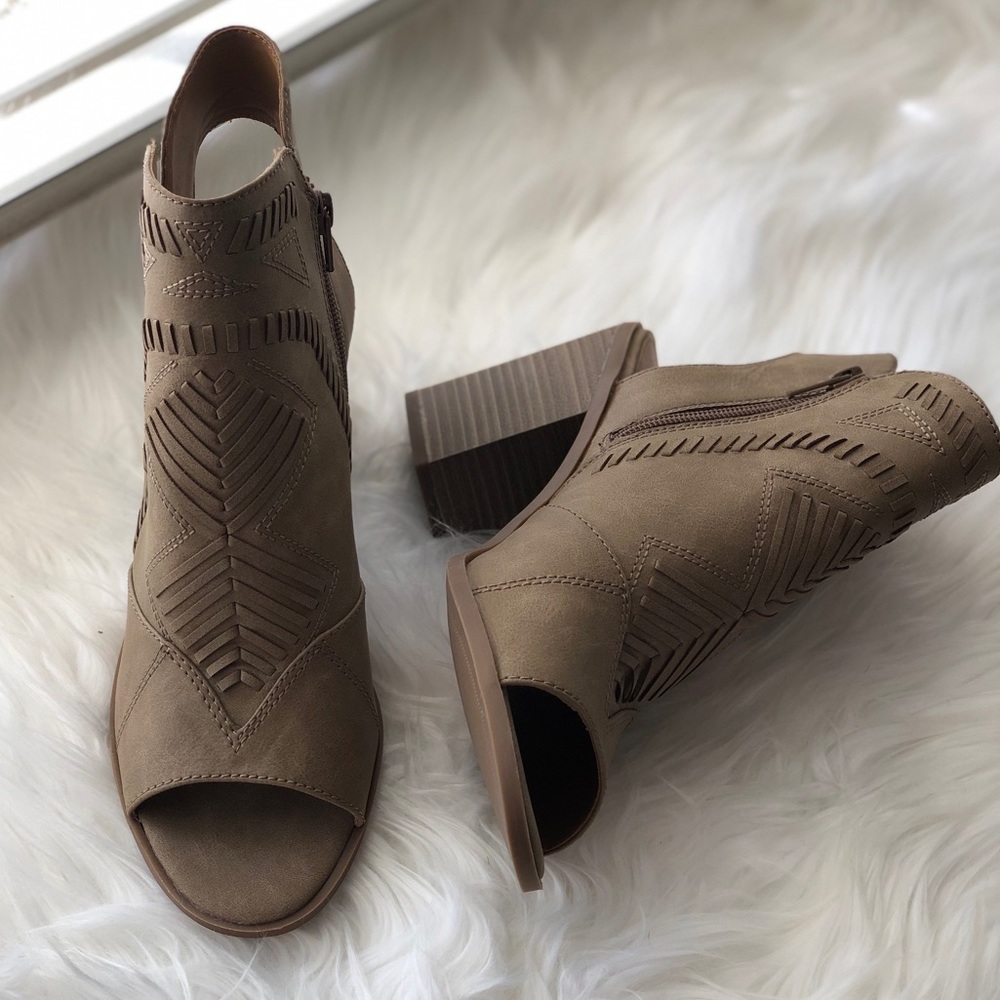 UNIVERSAL THREAD > stacked heel bootie
